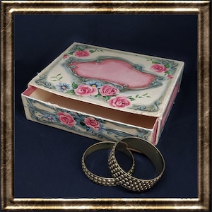 Vintage antieke grote Franse roze rozen kartonnen sieraden- of snuisterijladedoosje