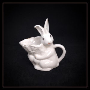 Stary biały porcelanowy dzbanek w kształcie króliczka