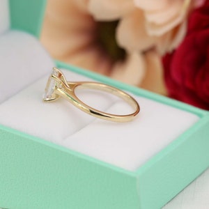 1,5 karat smaragdslipad solitärring, smaragdslipad förlovningsring, smaragdslipad ring, vigselring, 14 karat gult guldpläterad silverring bild 4