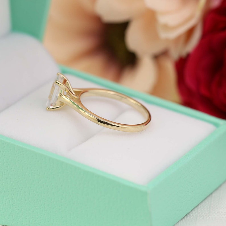 1,5 karat smaragdslipad solitärring, smaragdslipad förlovningsring, smaragdslipad ring, vigselring, 14 karat gult guldpläterad silverring bild 4