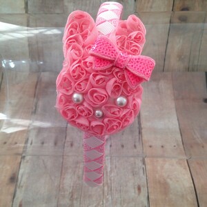 Puede incluir: Diadema rosa con un dise&ntilde;o de conejo 3D. El conejo est&aacute; hecho de tela rosa y tiene un lazo rosa con lentejuelas. La diadema est&aacute; decorada con una cinta blanca y rosa.