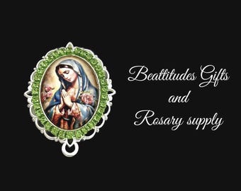 Rosario grande de Nuestra Señora de Guadalupe, pieza central de diamantes de imitación verdes, conector estilo tono plateado, pieza central de la Coronilla de la Virgen María de 1 1/4 pulgadas