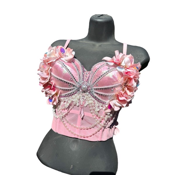 Haut corset bustier sirène rose (article fabriqué sur commande) : avec une coloration rose, des accents floraux et des strass/perles argentés