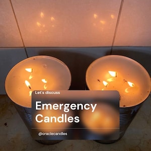 Puede incluir: Dos velas encendidas en latas de metal con el texto "Let's discuss Emergency Candles @oraclecandles" sobre un fondo de azulejos blancos.