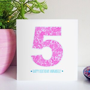 Carte d’anniversaire personnalisée de nom et d’âge avec imprimé floral