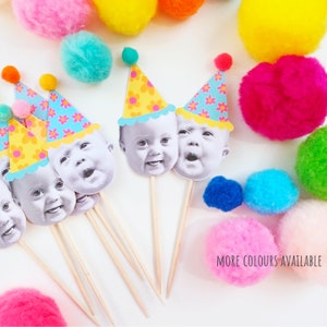 Cara personalizada, Daisy Flower Happy Heads, 12 Cupcake Toppers con sombreros de fiesta Pom Pom