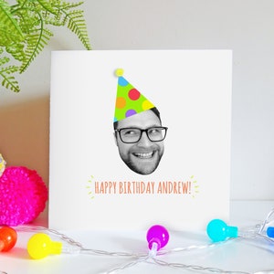 Personalisiertes Gesicht und Schriftzug Happy Head Geburtstagskarte mit Spotty Print Pom Mütze