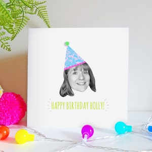 Tarjeta de cumpleaños personalizada Happy Head Face y Wording con estampado floral Pom Pom Hat