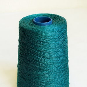 Peut inclure: Une bobine de fil de couleur vert sarcelle.