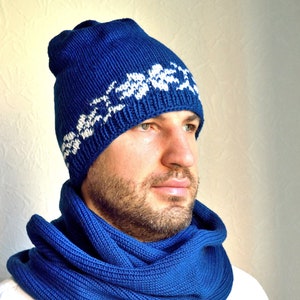 Hand knitted men&#39;s classic snowflakes merino wool hat & snood scarf