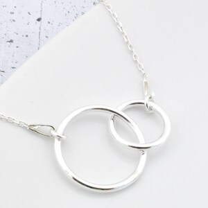 Sterling zilveren ketting met twee cirkels, hanger met 2 twee ringen afbeelding 2