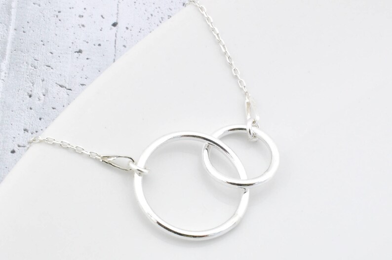 Sterling zilveren ketting met twee cirkels, hanger met 2 twee ringen afbeelding 2