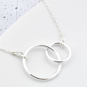 Sterling zilveren ketting met twee cirkels, hanger met 2 twee ringen afbeelding 4