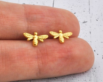 Boucles d'oreilles abeilles en argent sterling, minimalistes et délicates, clous dépareillés, minuscules et petits cadeaux pour elle dans une boîte personnalisée