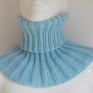 Kragenschal, handgestrickt, hellblau, Schal, Schalkragen, Schlupfschal, Snood, Halswärmer, weich, wollfrei