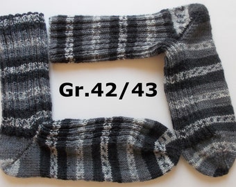 handgebreide sokken, maat 42/43, zwart en grijs patroon, gemaakt van 4-draads sokkengaren, wollen sokken