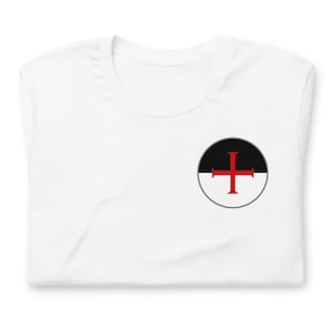Peut inclure: T-shirt blanc avec un motif circulaire noir et blanc comportant une croix rouge au centre.