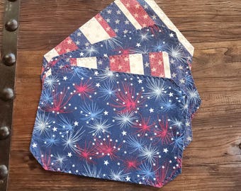 Peut inclure: Trois sets de table en tissu aux motifs patriotiques. Le set de table supérieur présente un motif de rayures rouges et blanches avec des étoiles, rappelant le drapeau américain. Les deux autres ont un fond bleu avec des motifs d'éclats d'étoiles rouges, blancs et bleus.