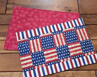 Manteles individuales reversibles con la bandera estadounidense del 4 de julio: con fondo rojo y estrellas blancas.