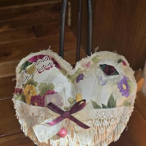 Almofadas em formato de coração feitas à mão. Porta-cartão-presente, decoração para potpourri ou tigela.