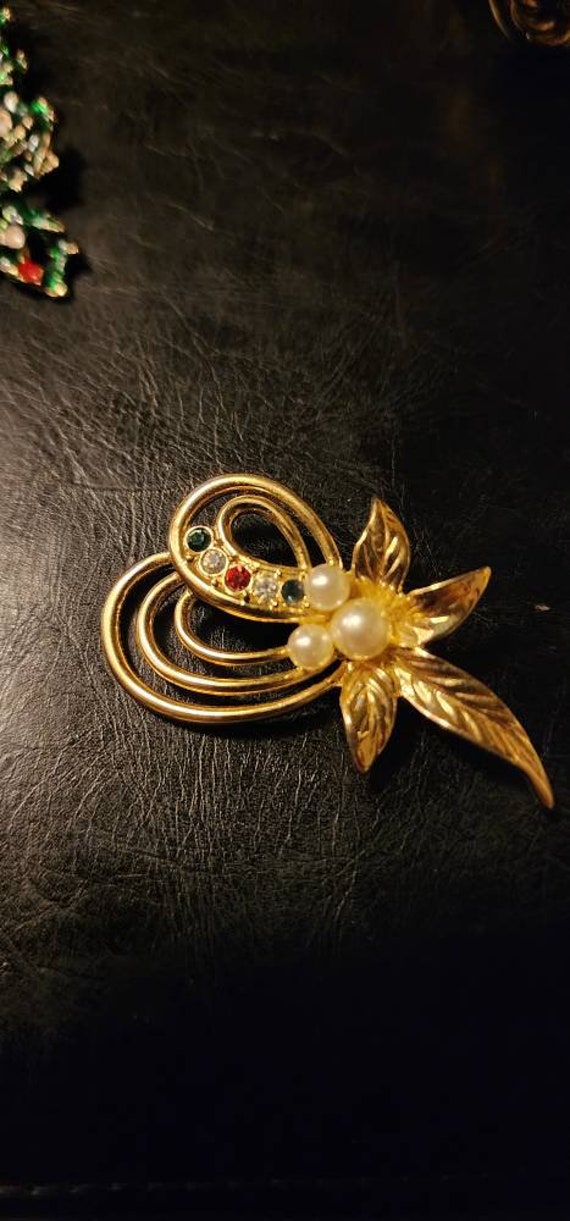 Broche (pin's) Ancienne Couleur Or Avec Insert Noir Scène De Menuet