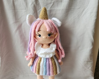 Muñeca de niña con traje de arco iris de unicornio de ganchillo