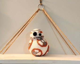 Juguete de ganchillo de felpa inspirado en droides espaciales