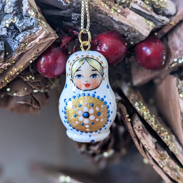 Petit pendentif matriochka blanc, joli pendentif matriochka peint à la main, pendentif laqué poupée russe, pendentif en bois fait main