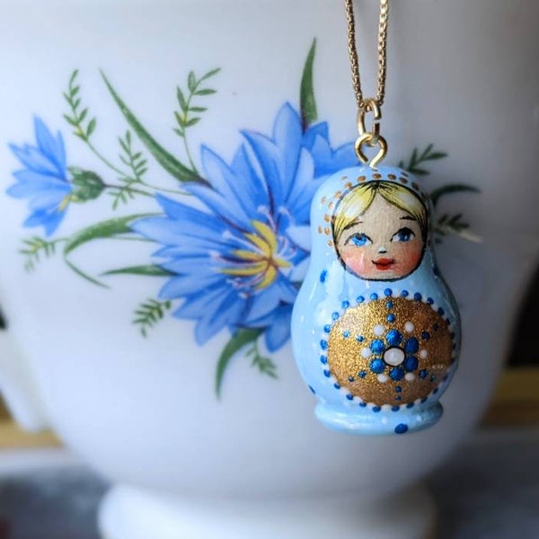 Petite matriochka bleue pendentif mignon matriochka peint à la main, pendentif poupée en bois, pendentif en bois fait main