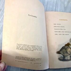 K&ouml;nnte beinhalten: Offene Buchseiten mit dem Text "For Grandma" und "CONTENTS". Der Inhalt umfasst "THE GUEST", "STRANGE BUMPS", "TEAR-WATER TEA", "UPSTAIRS AND DOWNSTAIRS" und "OWL AND THE MOON". Copyright 1975 von Arnold Lobel.