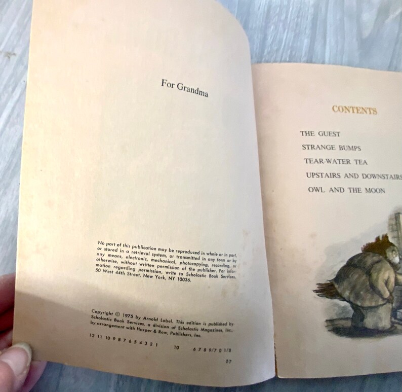 K&ouml;nnte beinhalten: Offene Buchseiten mit dem Text "For Grandma" und "CONTENTS". Der Inhalt umfasst "THE GUEST", "STRANGE BUMPS", "TEAR-WATER TEA", "UPSTAIRS AND DOWNSTAIRS" und "OWL AND THE MOON". Copyright 1975 von Arnold Lobel.