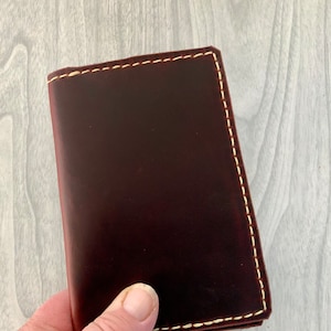 Billetera sencilla, billetera marrón, billetera burdeos, dos bolsillos en la billetera, billetera de dos pliegues, billetera para ambos sexos, billetera para tarjetas de crédito, dinero