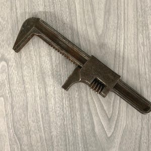 vintage 9&quot; pipe wrench,9&quot; monkey wrench,man cave wrench, adjustable old wrench, 3-1/4” wide furthest open jaws,vintage tool collecter,wrench