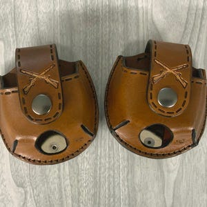 Rifles on snuff case,Snuff can holder,snuff can case with clip, leather snuff can holder,snuff holder hangs on belt, hand tooled, jerky case