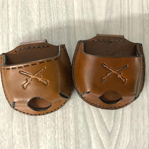 Rifles on snuff case,Snuff can holder,snuff can case with clip, leather snuff can holder,snuff holder hangs on belt, hand tooled, jerky case