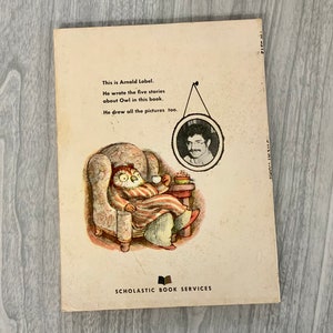 K&ouml;nnte beinhalten: R&uuml;ckseite eines Vintage-Kinderbuchs mit einer Illustration einer Eule in einem gestreiften Bademantel, die in einem gemusterten Sessel sitzt und eine Teetasse h&auml;lt. Der Text lautet: "This is Arnold Lobel. He wrote the five stories about Owl in this book. He drew all the pictures too."