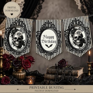 Puede incluir: Un banderín imprimible con tres gallardetes de rayas verticales blancas y negras. Dos gallardetes muestran una calavera rodeada de rosas en un marco negro ornamentado, mientras que el central dice Happy Birthday con un icono de murciélago.