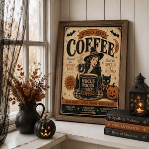 Può includere: Una targa da parete rettangolare incorniciata con un'illustrazione in stile vintage di una persona con un cappello da strega che tiene una tazza di caffè, con il testo Witch's Brew Coffee, Hocus Pocus I Need Coffee e altre frasi in nero, arancione e crema.