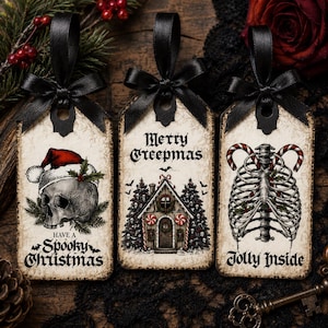 Peut inclure: Trois étiquettes cadeaux rectangulaires avec des boucles en ruban de satin noir. La première présente un crâne avec un bonnet de Père Noël et le texte 'HAVE A SPOOKY CHRISTMAS'. La deuxième montre une maison avec 'Merry Creepmas'. La troisième affiche une cage thoracique avec des sucres d'orge et 'Jolly Inside'.