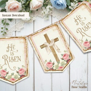 Könnte beinhalten: Ein Banner im Vintage-Stil mit dem Schriftzug "He Is Risen". Es zeigt ein Holzkreuz mit einem weißen Tuch, umgeben von rosa Rosen und grünem Laub. Der Text "Instant Download" ist ebenfalls sichtbar.