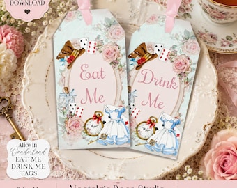 Könnte beinhalten: Zwei rechteckige Papieranhänger mit rosa Bandschlaufen, verziert mit Blumenmustern, Spielkarten, einer Taschenuhr und einem blauen Kleid. Ein Anhänger trägt den Text Eat Me, der andere Drink Me, jeweils in ovalen Rahmen eingefasst.