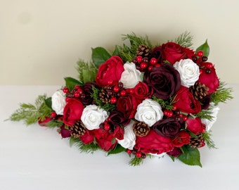 ROTES CASKADEN-BOUQUET, Weihnachtswinter-Hochzeitsstrauß, roter, weißer und burgunderfarbener Hochzeitsstrauß, Rosen, Weihnachtswinter-Hochzeitsstrauß