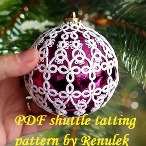 Könnte beinhalten: Ein lila Weihnachtsbaumschmuck mit weißen Spitzendetails. Der Schmuck wird in einer Hand gehalten und hat eine goldene Kappe. Der Text auf dem Bild lautet "PDF shuttle tatting pattern by Renulek."