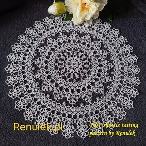 以下が含まれることがあります： 繊細な花柄の白いクロシェのドイリー。ドイリーはシャトルタティングという技法で作られています。画像の右下隅に「PDF shuttle tatting pattern by Renulek」というテキストが表示されています。