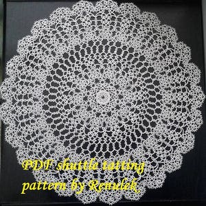 Puede incluir: Un encaje blanco de ganchillo con un diseño circular. El encaje está hecho con un patrón delicado e intrincado. El texto "PDF shuttle tatting pattern by Renulek" es visible en la parte inferior de la imagen.