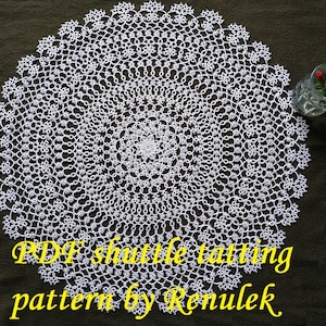 以下が含まれることがあります： 円形の模様が施された白いクロシェのドイリー。ドイリーは緑色の背景の上に置かれています。ドイリーの真下に「PDF shuttle tatting pattern by Renulek」というテキストが黄色で書かれています。