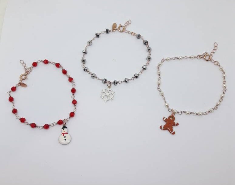 FDEETY Set Di 24 Braccialetti Natalizi Impilabili Con Ciondoli - Bracciali Elastici Con Fiocchi Di Neve, Campane, Renne E Alberelli, Regalo Per Bambine E Ragazze - 2