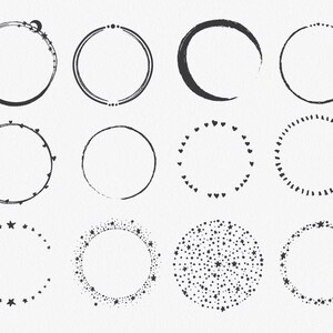 Puede incluir: Conjunto de 12 marcos circulares en blanco y negro con diferentes bordes decorativos. Los bordes incluyen estrellas, corazones, puntos y una luna creciente.