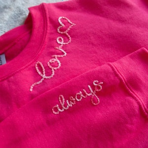 Nombre de San Valentín personalizado bordado a mano en el cuello. Nombre del punto de cadeneta en el cuello redondo.