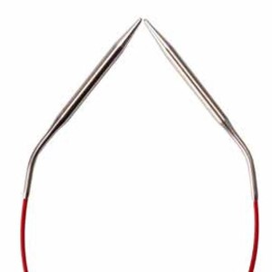 Puede incluir: Un par de agujas de tejer circulares rojas y plateadas.